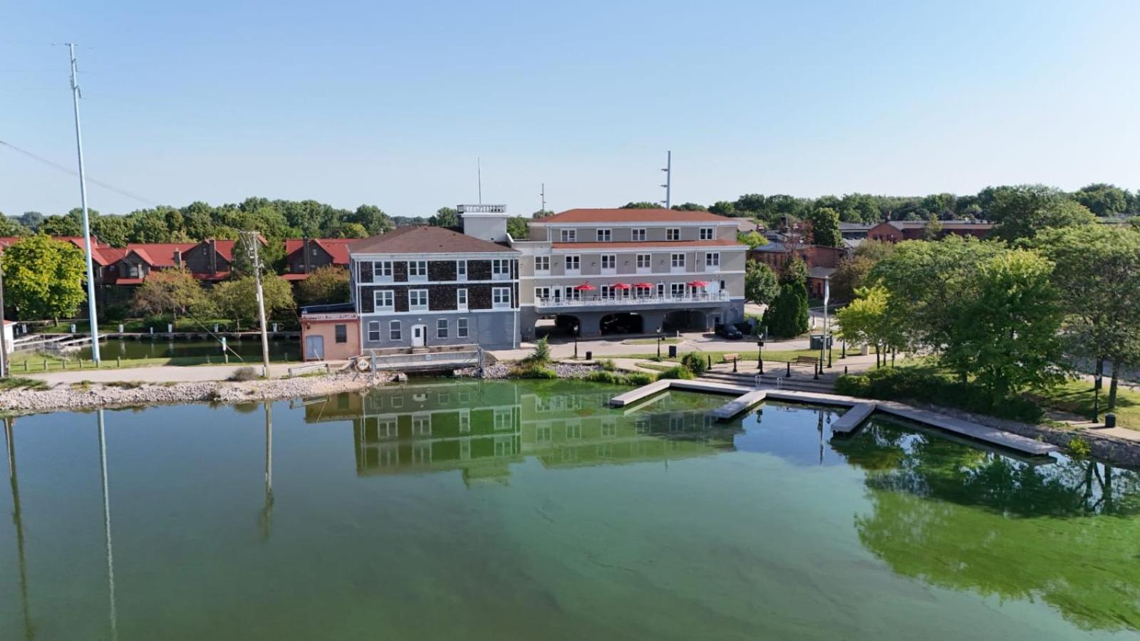 Nuk's Executive Hotel 4*